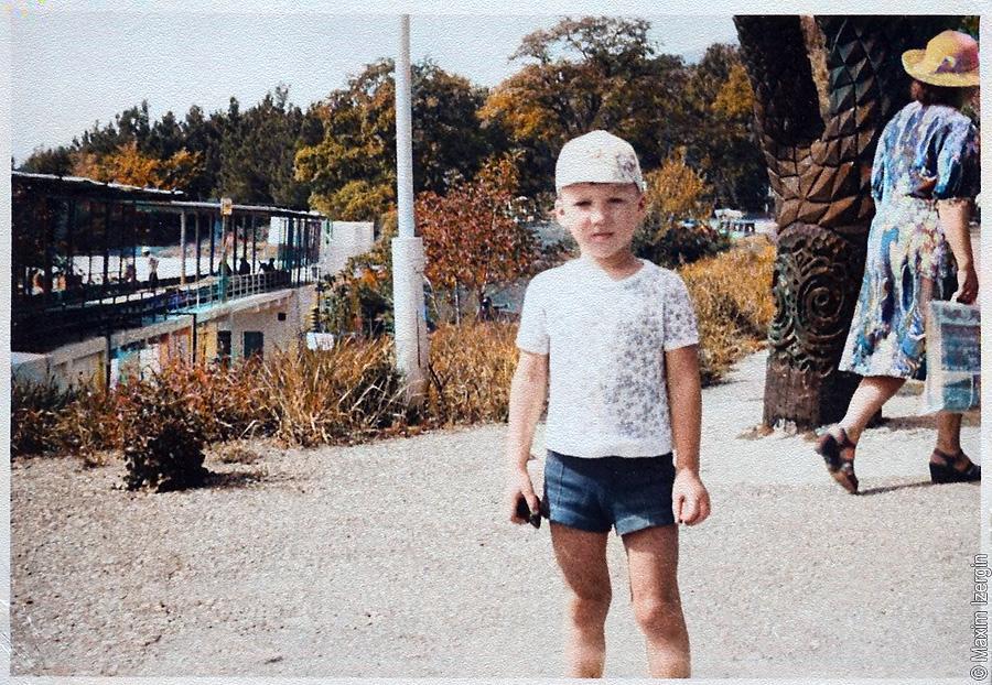 Архипо-Осиповка, май 1982. У резного дерева.