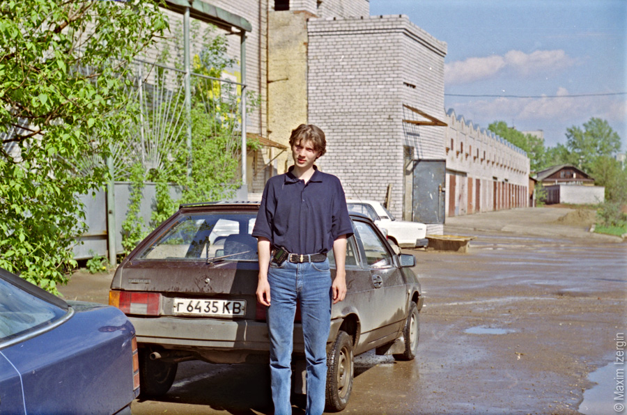 Я около работы. Май 1999.